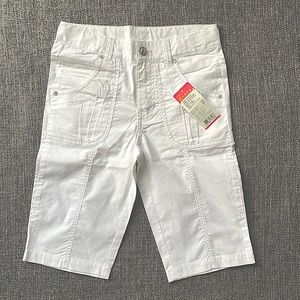 Brand: Daiz Kids (Korean). Size: slim-sized, good for 10-11 yo. Color: White